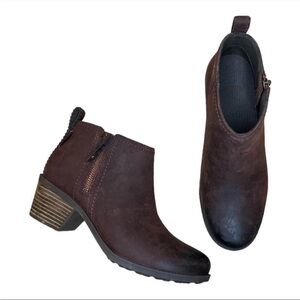 size 7.5 Teva Anaya waterproof booties